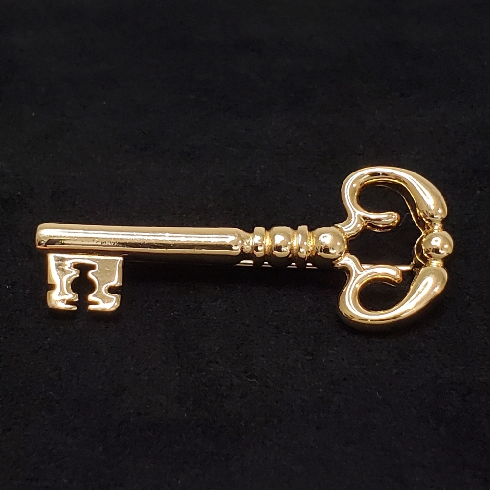 Vintage Unsigned Gold Tone Skeleton Key Brooch Pin
